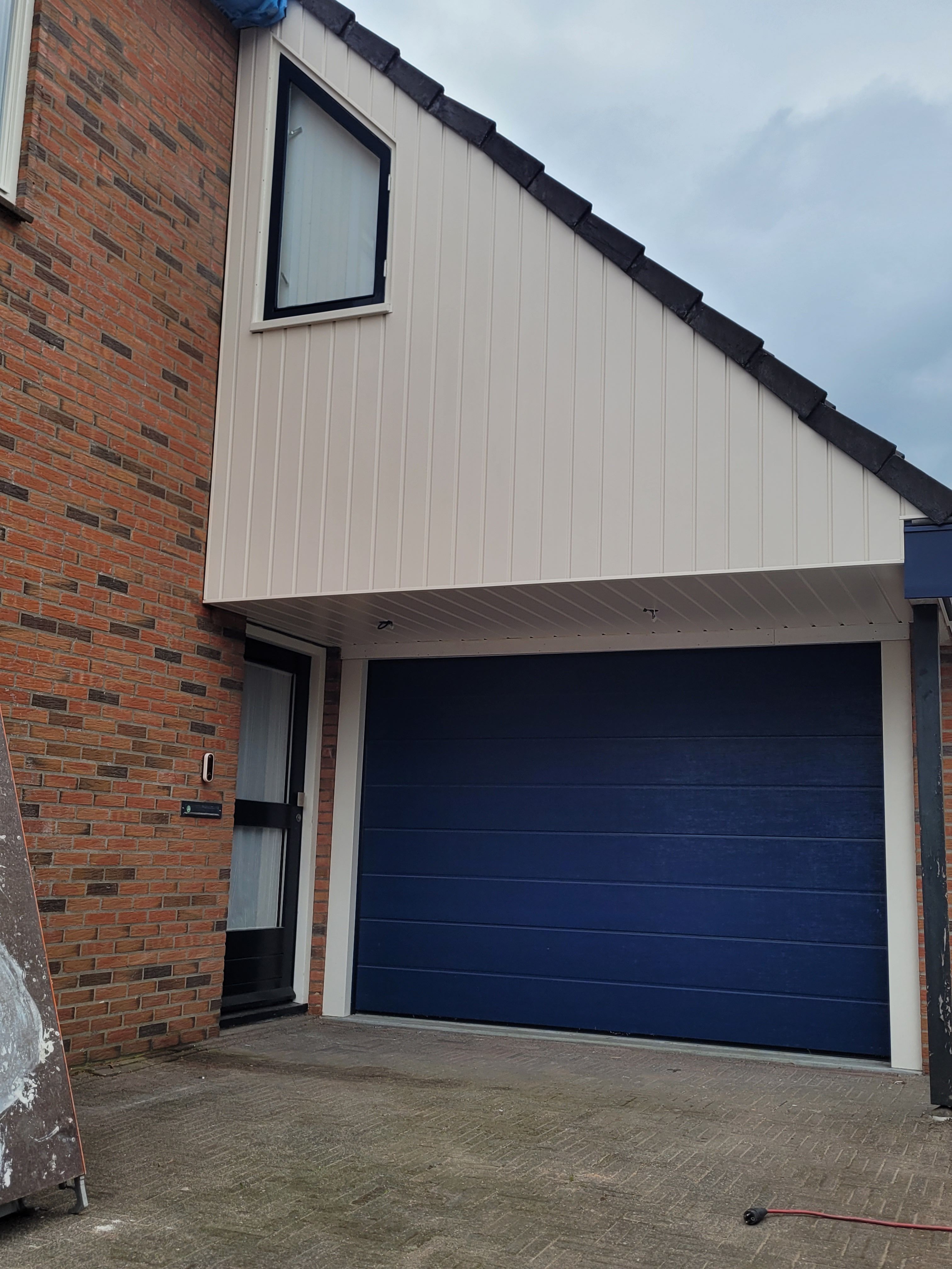Gevelbekleding wit met garagedeur
